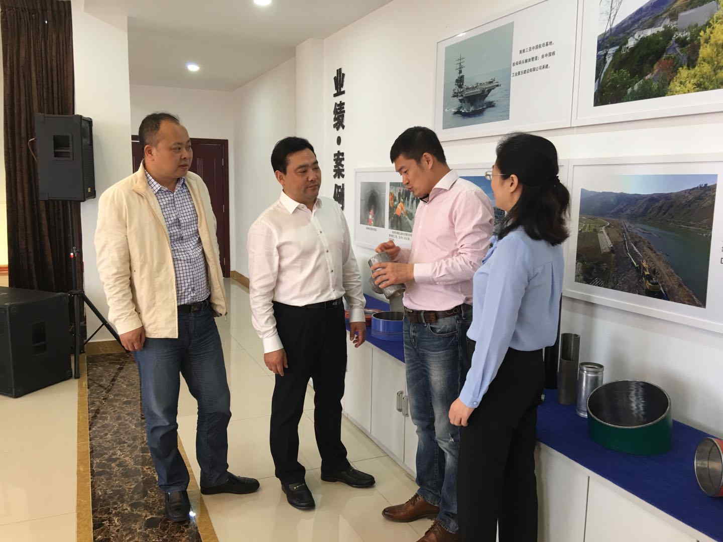 區組織部李部長等領導來我公司親切慰問公司引進人才情況