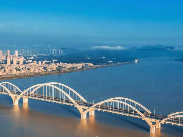 熱烈祝賀福州金山大橋螺旋焊管內(nèi)襯不銹鋼輸水管道工程圓滿竣工!